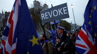 Reino Unido marca eleições europeias para 23 de Maio mas espera não as realizar