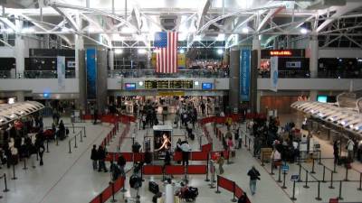 Relatos de passageiros doentes deixam avião em quarentena em aeroporto de Nova Iorque