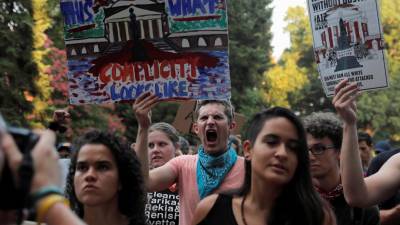 Representantes locais manifestam-se contra supremacia branca em Charlottesville