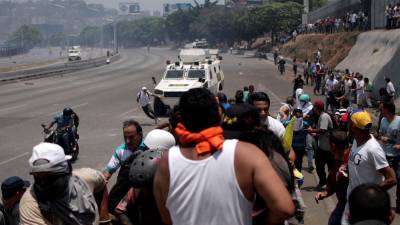Repressão militar causa dezenas de feridos