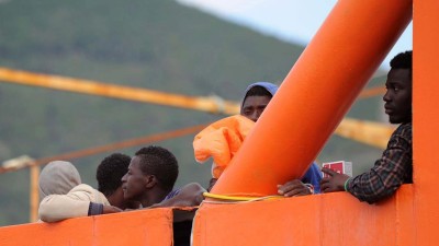 Resgatados 484 migrantes e recuperados sete corpos no Mediterrâneo
