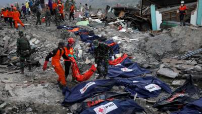 Resgatados com vida 31 jovens presos em escolas uma semana após sismo na Indonésia
