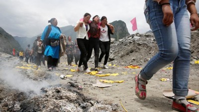 Resgate a aldeia soterrada na China perturbado por novos deslizes de terras
