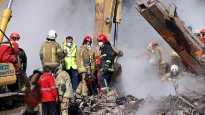 Retirado corpo do último bombeiro morto em prédio de Teerão, confirmados 20 mortos