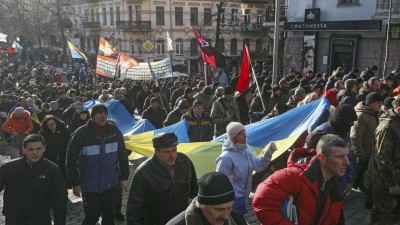 Romenos protestam contra o Governo