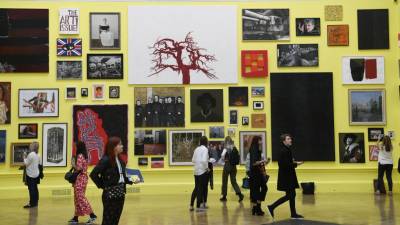 Royal Academy expõe tríptico de Paula Rego, escultura têxtil de Joana Vasconcelos e projeto de Siza Vieira