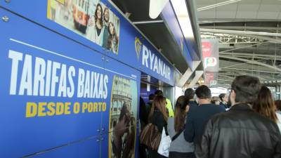 Ryanair vai passar a cobrar até dez euros por bagagem de mão