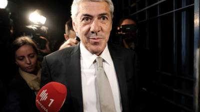 Sócrates sai do interrogatório com ar satisfeito e regressa amanhã