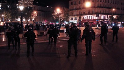 Seis feridos e 29 detidos em protestos em Paris