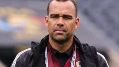Seleccionador venezuelano de futebol coloca lugar à disposição por “politização” da equipa