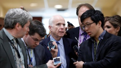Senador McCain afirma que Governo de Trump é parcialmente culpado pelo uso de armas químicas