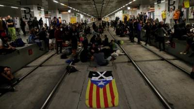 Separatistas cortam auto-estradas e linhas de comboio em Barcelona
