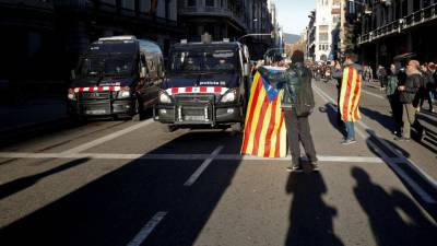 Separatistas radicais cortam estradas na Catalunha antes de Conselho de Ministros em Barcelona