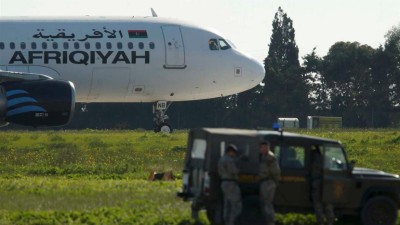 Sequestradores têm granadas e ameaçam fazer explodir avião líbio desviado para Malta