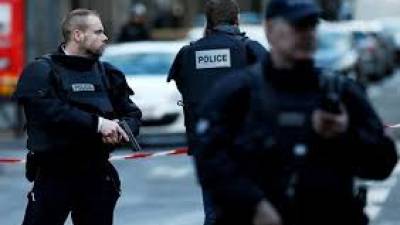 Sete feridos, quatro com gravidade, em ataque com faca e barra de ferro em Paris