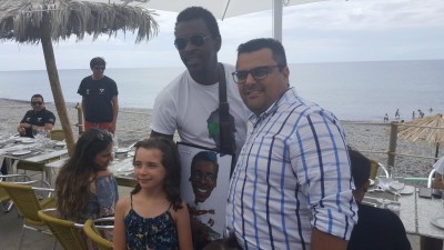Seu Jorge recebe ‘cartoon’ do cartunista do DIÁRIO horas antes do concerto no NOS Summer Opening’17