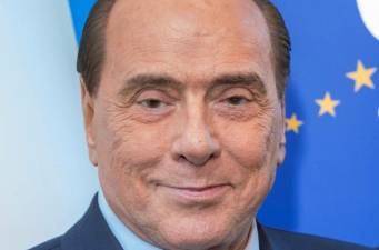 Silvio Berlusconi assistido em hospital de Milão devido a cólica renal