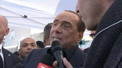 Silvio Berlusconi deixa hospital de Milão após operação intestinal