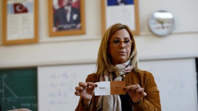 “Sim” lidera referendo na Turquia com 52,7% quando estão contados 90% dos votos