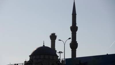Sismo provoca o pânico e destrói minarete em Istambul sem fazer vítimas