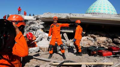Sobe para 131 número de mortos do sismo na Indonésia