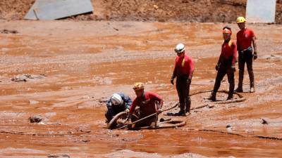 Sobe para 150 número de mortos em rutura de barragem no Brasil