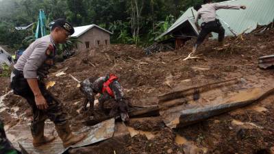 Sobe para 68 número de mortos em inundações na Indonésia