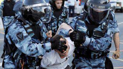 Sobe para mais de 500 número de manifestantes detidos pela polícia de Moscovo