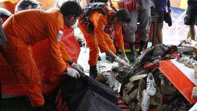 Socorristas encontram mais restos mortais do acidente de aviação na Indonésia