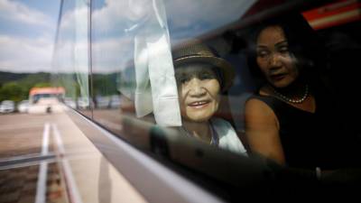 Sul-coreanos encontram-se com familiares na Coreia do Norte 65 anos depois