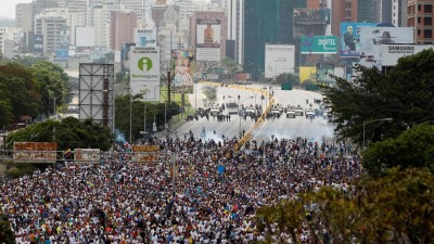 Suspensos dois canais internacionais de televisão que transmitiram manifestações na Venezuela