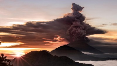 Suspensos voos em Bali após erupção do vulcão Agung