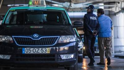 Taxista agredido, roubado e fechado na mala do veículo em Vila Nova Gaia