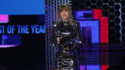 Taylor Swift foi a grande vencedora dos American Music Awards e apelou ao voto