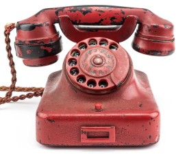 Telefone vermelho de Adolf Hitler vendido em leilão por 239 mil euros