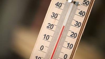Temperatura sobe ligeiramente em dia com nuvens e chuva no horizonte