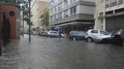 Temporal no Rio de Janeiro deixa pelo menos três mortos e bairros alagados