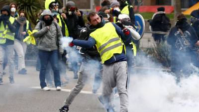 Tensão e chamas na manifestação dos “coletes amarelos” em Paris