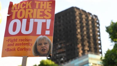 Theresa May destina 5,7 milhões de euros para vítimas de incêndio em Londres