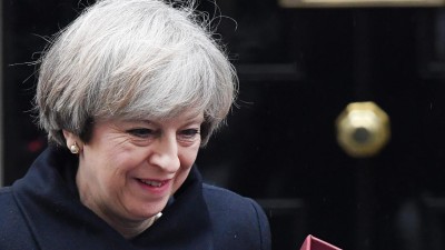 Theresa May diz que decreto anti-imigração é fracturante e errado