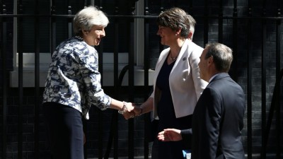 Theresa May e unionistas finalizam acordo de governo