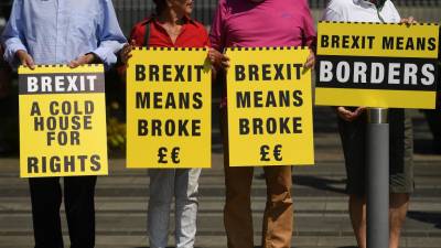 Theresa May pede à UE que abandone “posição rígida” sobre Brexit