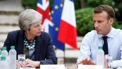 Theresa May procura apoio de Macron para o seu plano de saída da UE