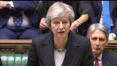 Theresa May responde a críticas de eurocéticos dizendo que acordo cumpre “obrigações legais”