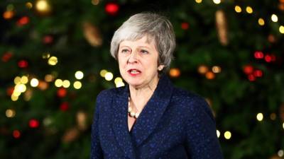 Theresa May vence moção de censura dos conservadores