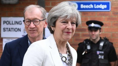 Theresa May votou em Berkshire sem fazer declarações