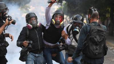 Tiros da polícia venezuelana deixam jovem sem olhos em protesto por falta de gás