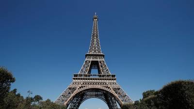 Torre Eiffel fechada depois de homem tentar escalar monumento