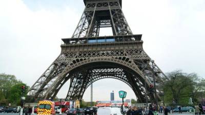 Torre Eiffel reabre após dia e meio de greve para contentamento dos turistas