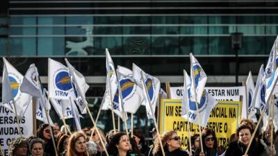 Trabalhadores dos Registos e Notariado fazem queixa-crime por desobediência nos serviços mínimos